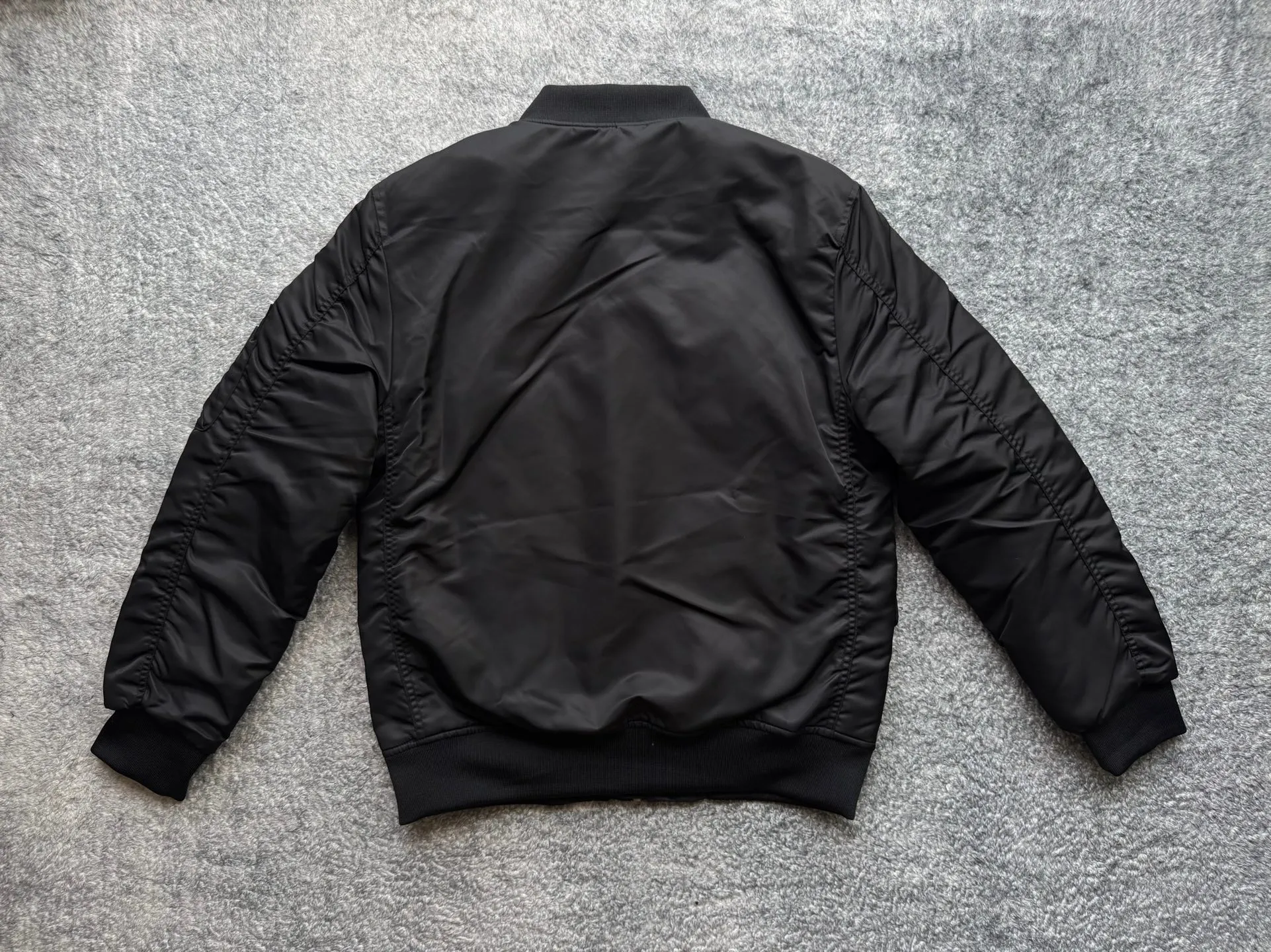 P360 Stone lsland Stone Island Medal Aviator Cotton Jacket The outer fabric is made of MA-1 flight nylon, which is a material specially used in flight and aviation. Flying nylon is a fabric specially used in flight and aviation. It is rarely used in ordinary clothing. The density of flying nylon is very high, so it is windproof and waterproof. When rain falls on the surface of the clothes, it will not penetrate immediately, but will form a small water droplet and slide off. This performance is a requirement for the development of modern jet technology. Because it is assumed that the pilot got caught in the rain before getting on the plane, he entered the cabin covered in rainwater. When flying at high altitude and at high speed, in a cabin without an environmental control system, water droplets will freeze on the pilot's body 2. Knitted baseball collar MA-1 uses a knitted collar. The collar is made of wool and can be snug around the neck and very warm. 3. Metal zippers We have very strict requirements on zippers, including smoothness and size. There was no zipper on the market that met the requirements, so we asked a zipper factory to customize a strong and durable metal zipper.  4. Double-threaded knitted cuffs The cuffs are made of double-threaded knitted fabric, narrow at the front and wide at the back. The narrow part can be tightened around the wrist to prevent wind from entering. The wide part has enough space when wearing multiple pieces under winter Color: Black Dark Army Green Size: M L.